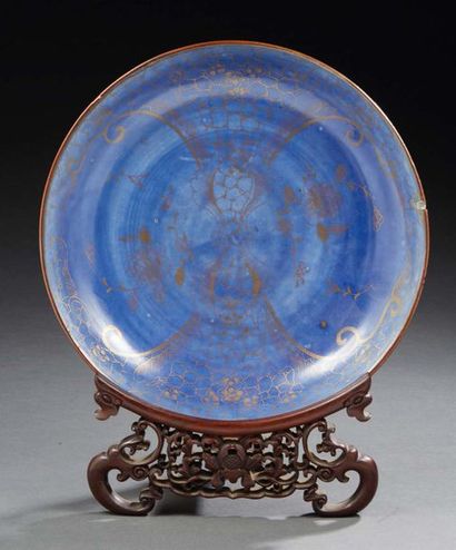 CHINE - Époque KANGXI (1662-1722) Coupe en porcelaine émaillée bleu poudré et émail...