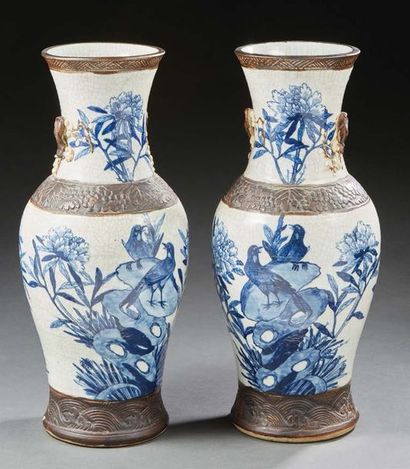 CHINE, Nankin - Vers 1900 Paire de vases balustres à col évasé en porcelaine bleu...