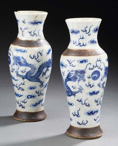 CHINE, Nankin - XIXe siècle Paire de vases en porcelaine décorée en bleu sous couverte...
