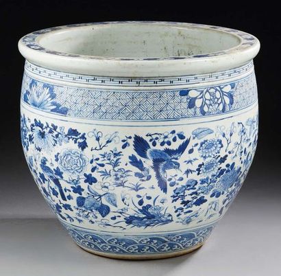 CHINE - XIXe siècle Grand cache-pot en porcelaine à décor en bleu sous couverte d'oiseaux,...