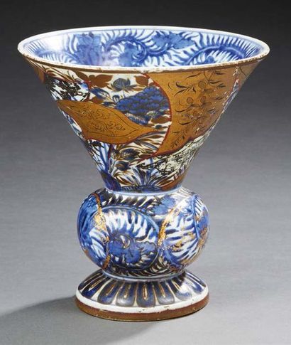 JAPON, Fours d'Arita Epoque EDO (1603-1868) Crachoir en porcelaine décorée en bleu...