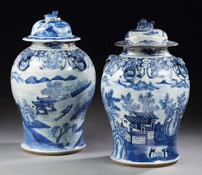 CHINE - XIXe siècle Paire de potiches balustres en porcelaine à décor en bleu sous...