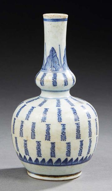 CHINE - XIXe siècle Petit vase de forme double gourde en porcelaine à décor en bleu...
