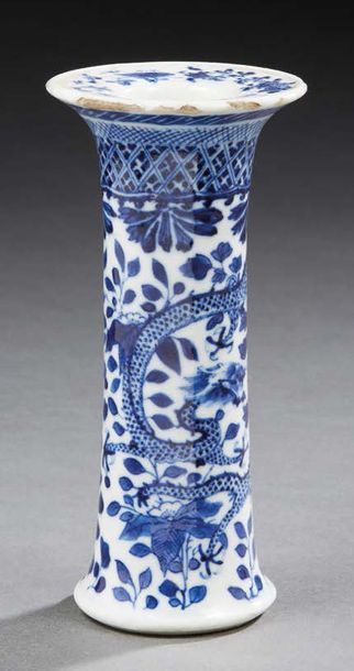 CHINE - XIXe siècle Petit vase de forme double gourde en porcelaine à décor en bleu...