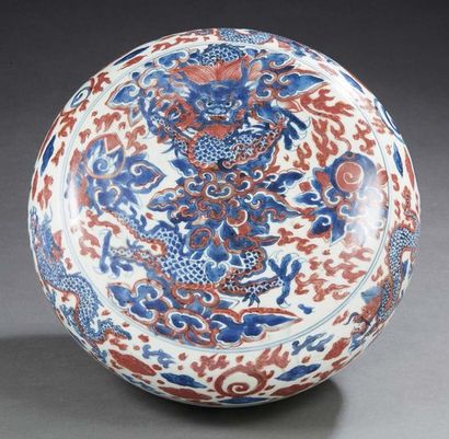 CHINE - XIXe siècle Boite de forme lenticulaire en porcelaine décorée en rouge et...