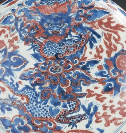 CHINE - XIXe siècle Boite de forme lenticulaire en porcelaine décorée en rouge et...