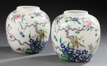 CHINE - XIXe siècle Paire de pots à gingembre en porcelaine émaillée polychrome dans...
