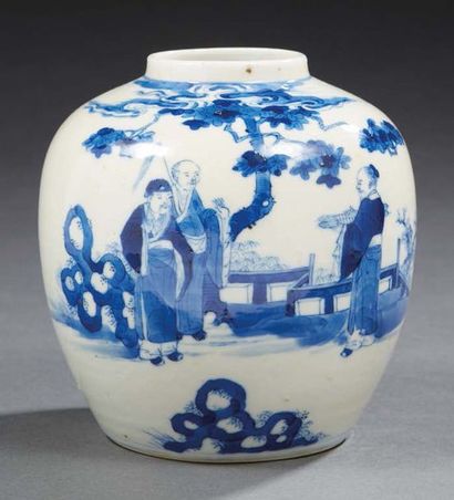 CHINE - XIXe siècle Petit vase boule en porcelaine blanche à décor en bleu et blanc...