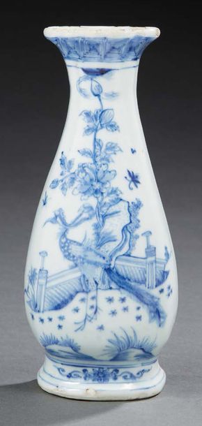 CHINE - XIXe siècle Vase applique en porcelaine décorée en bleu sous couverte d'un...