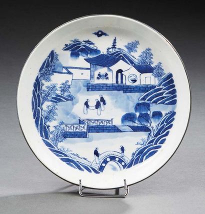 VIETNAM, Hue - XIXe siècle Petite coupe en porcelaine à décor en bleu sous couverte...