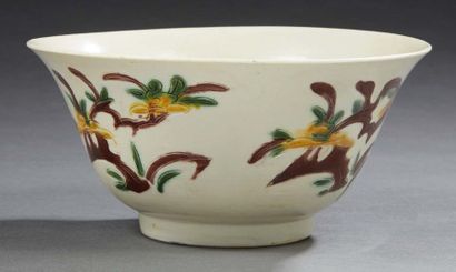 CHINE - Époque KANGXI (1662-1722) Bol à bord évasé en porcelaine décoré en vert,...