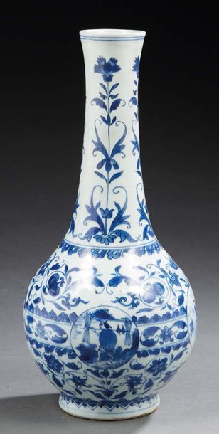 CHINE - Époque KANGXI (1662-1722) Vase bouteille en porcelaine décorée en bleu sous...