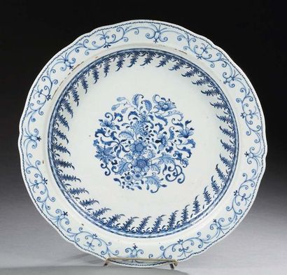 CHINE, Compagnie des Indes Grand plat polylobé en porcelaine décorée en bleu sous...
