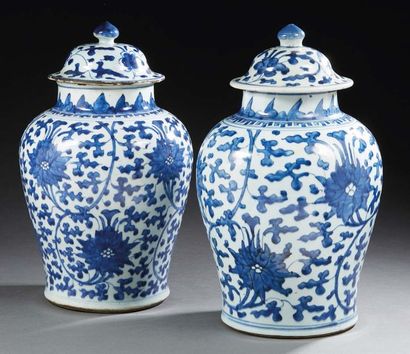 CHINE - Époque KANGXI (1662-1722) Paire de potiches en porcelaine décorée en bleu...