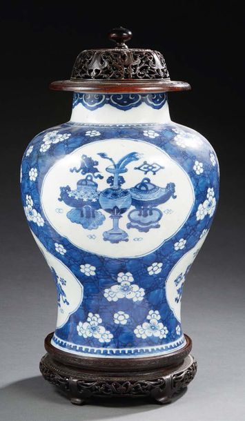 CHINE - Époque KANGXI (1662-1722) Potiche balustre en porcelaine décorée en bleu...