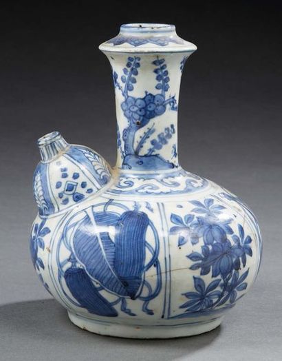 CHINE - XVIIIe siècle Elément d'aspersoir en porcelaine bleu et blanc sous couverte...