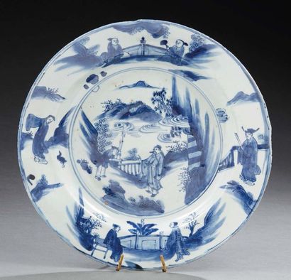 CHINE Plat en porcelaine décoré en bleu sous couverte d'un lettré recevant par un...