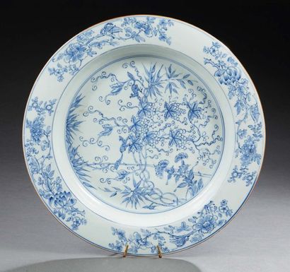 CHINE - époque Qianlong (1736-1795) Grand plat en porcelaine décorée en bleu sous...