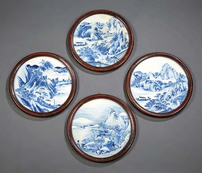 CHINE - XVIIIe siècle Quatre "tondi" en porcelaine décorée en bleu sous couverte...