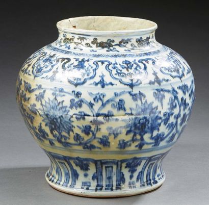 CHINE - Début XVIe siècle Jarre de forme guan en porcelaine décorée en bleu sous...
