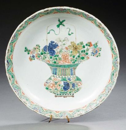 CHINE - Époque KANGXI (1662-1722) Plat en porcelaine à décor en émaux polychromes...