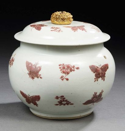 CHINE - XVIIIe siècle Porcelain covered pot decorated in copper red with rows of...
