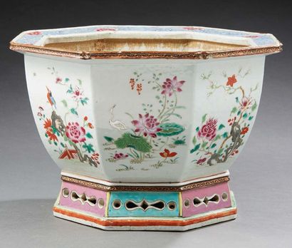 CHINE, Compagnie des Indes Octagonal porcelain planter decorated with polychrome...