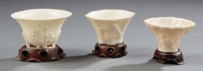 CHINE - XIXe siècle Trois coupes libatoires en porcelaine émaillée blanc de Chine,...