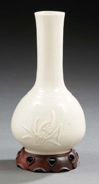 CHINE - XIXe siècle Vase bouteille en porcelaine émaillée blanc de Chine à décor...