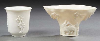CHINE - Époque KANGXI (1662-1722) Libatory cup in the shape of a rhino horn in white...