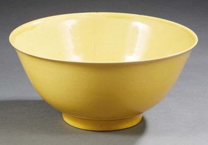 CHINE - Époque KANGXI (1662-1722) Large bowl slightly flared in yellow enamelled...