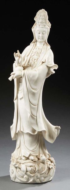 CHINE - XXe siècle Importante statuette de Guanyin en porcelaine émaillée blanc de...