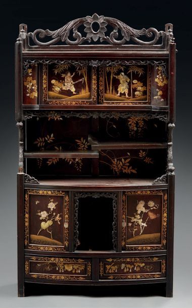 JAPON - Epoque MEIJI (1868-1912) Wooden cabinet opening with four sliding doors and...