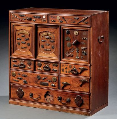 JAPON - Epoque MEIJI (1868-1912) Cabinet (kodansu) ouvrant à huit tiroirs en bois...
