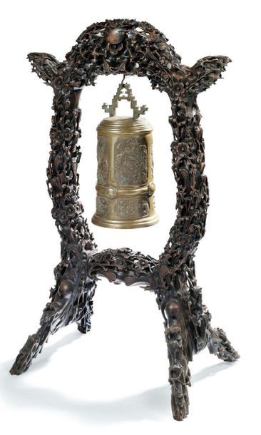 CHINE - Début XXe siècle Important bronze bell engraved with birds, the wooden support...