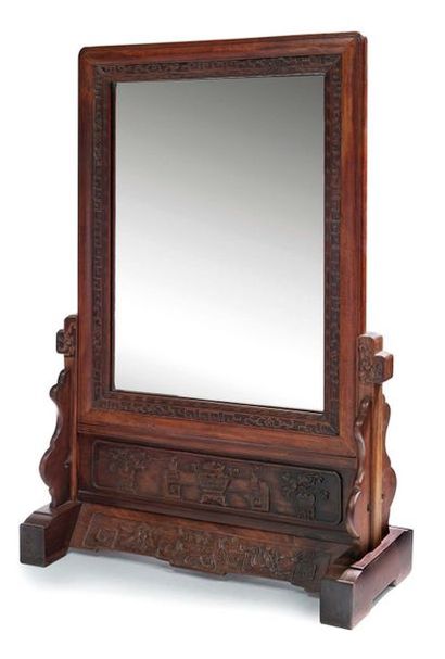 CHINE - Début XXe siècle Ecran à fond de miroir en bois exotique sculpté.
Base amovible.
Dim....