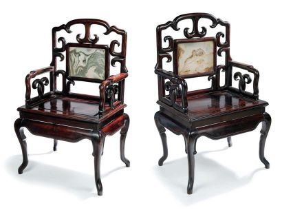 CHINE début XXe siècle Paire de fauteuils en bois exotique, les dossiers ajourés...