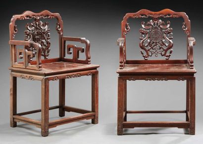 CHINE - Vers 1900 Paire de fauteuils en bois, le dossier ajouré de deux sceptres...