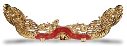 CHINE - XXe siècle Elément de fronton en bois sculpté et ajouré à motif de dragons...