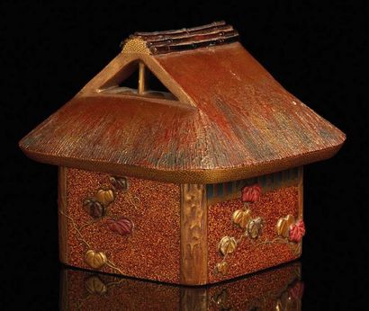 JAPON - XIXE SIÈCLE Boite en forme de chaumière en métal laqué or et nashiji, les...