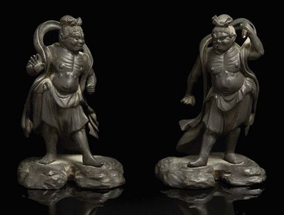 JAPON - XIXE SIÈCLE Deux okimono en bronze, Nyo, gardiens de temple, debout l'air...