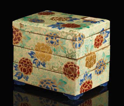 JAPON, fours de Satsuma - XIXe siècle Boite à trois compartiments en faïence à décor...