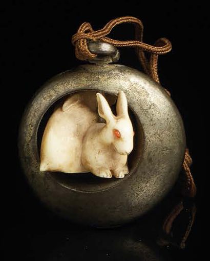 JAPON - XIXE SIÈCLE Ivory and metal Netsuke, two rabbits in a crescent moon, eyes...