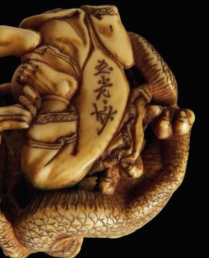 JAPON - XIXE SIÈCLE Ivory Netsuke, Chinnan Sennin pulling a dragon out of his bowl,...