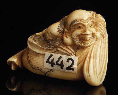 JAPON - Epoque MEIJI (1868-1912) Ivory Netsuke, Hotei taking his head out of his...