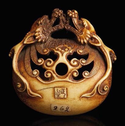 JAPON - Fin XIXe siècle Netsuke in stag horn, mokugyo bell, the handle featuring...