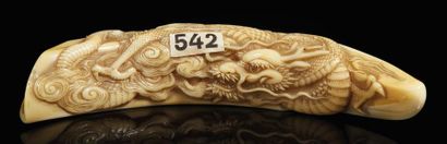 JAPON - XIXE SIÈCLE Netsuke in warthog tooth carved of a dragon in the clouds, finely...