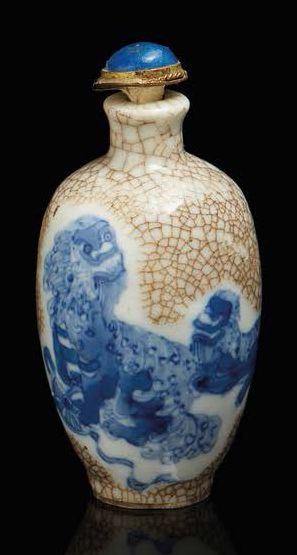 CHINE - XIXe siècle Flacon tabatière balustre en porcelaine blanche craquelée à décor...