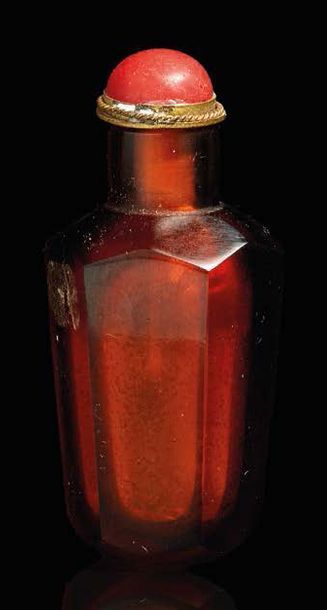 CHINE - XIXe siècle Hexagonal-shaped snuff bottle with translucent orange glass panels.
Glass...