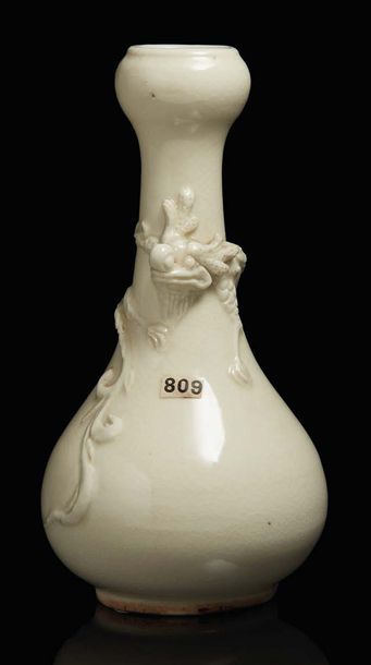 CHINE - XIXe siècle Sweaty vase in white Chinese enamelled porcelain with chilong...